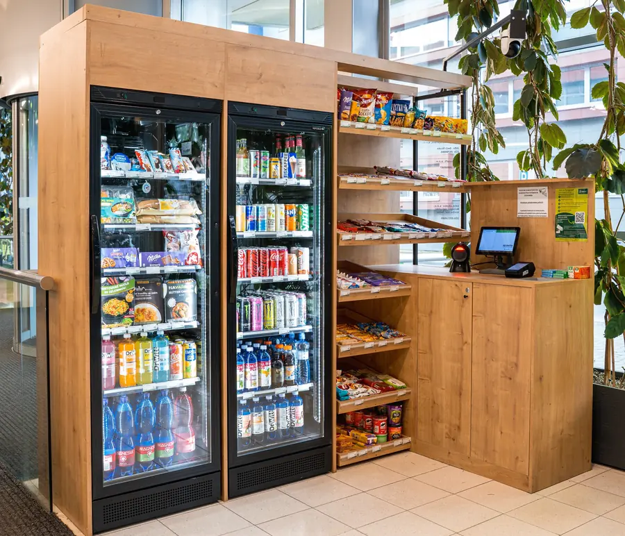 Micro-market GET24 v prosvětleném atriu s denním světlem a zelení